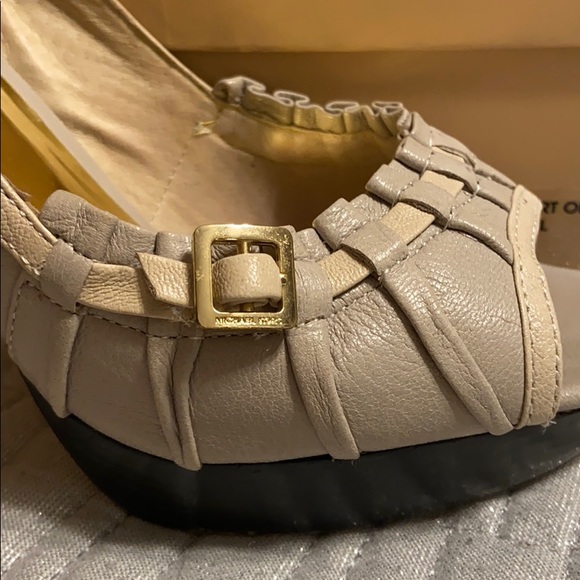 Shoes(604) - Picture 8 of 8